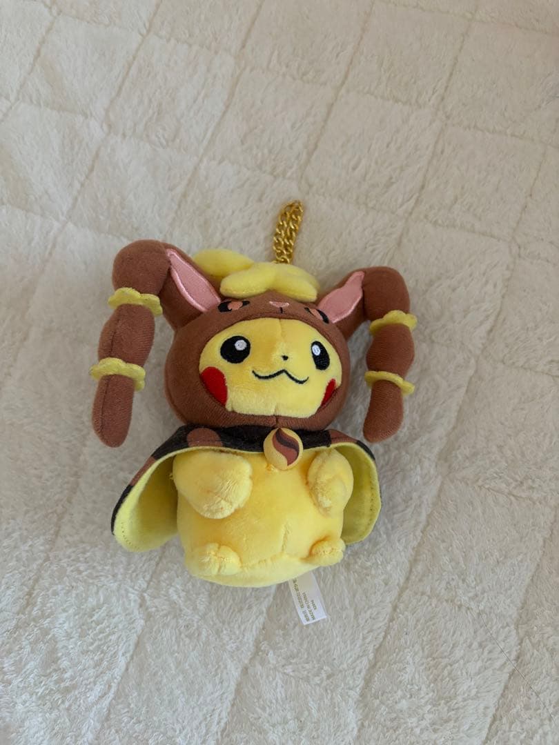 メガミミロップのポンチョを着たピカチュウ ぬいぐるみキーホルダー