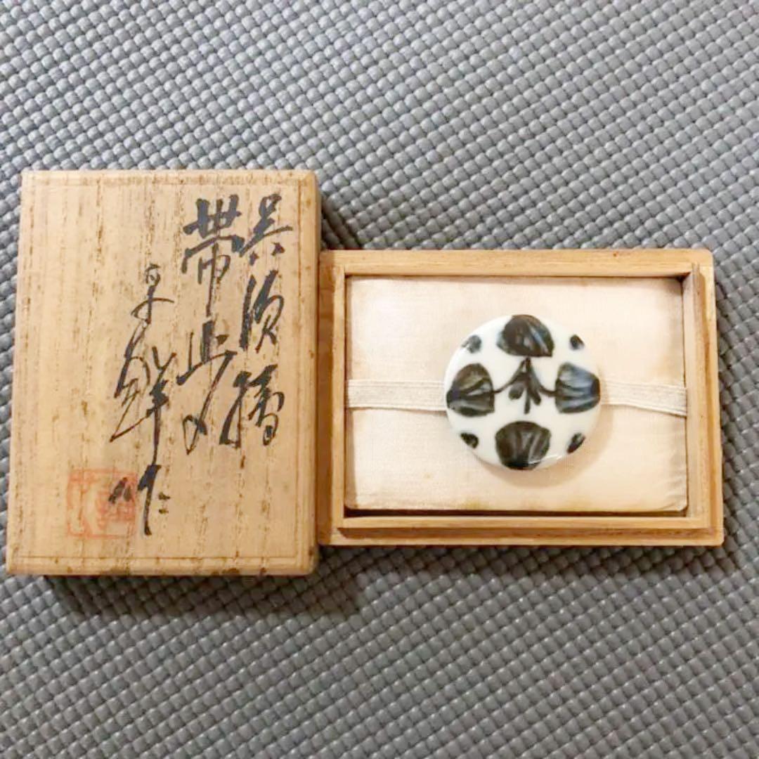 新井謹也 孚鮮 作 帯留め　呉須　椿