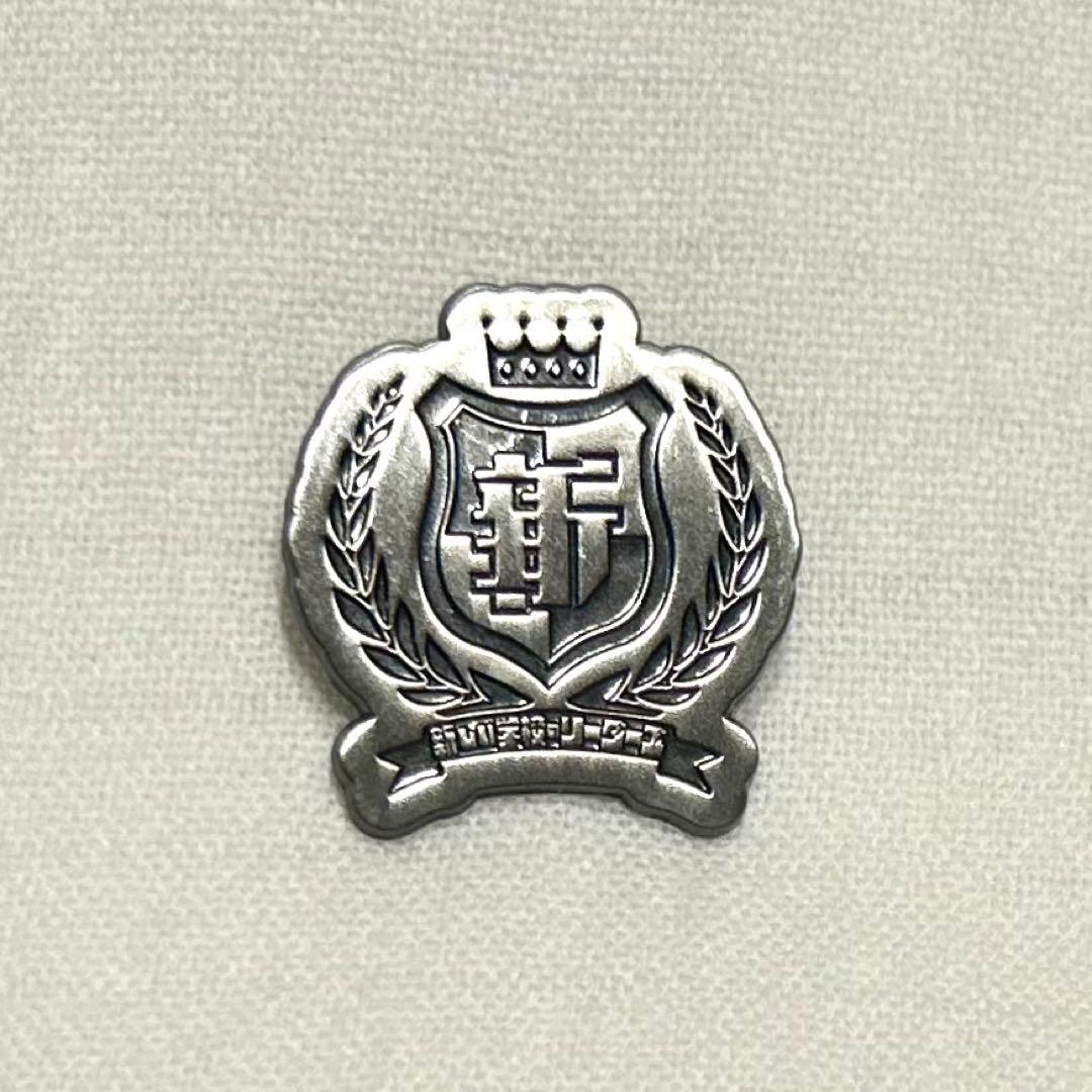 新しい学校のリーダーズ 校章 ピンバッジ - メルカリ