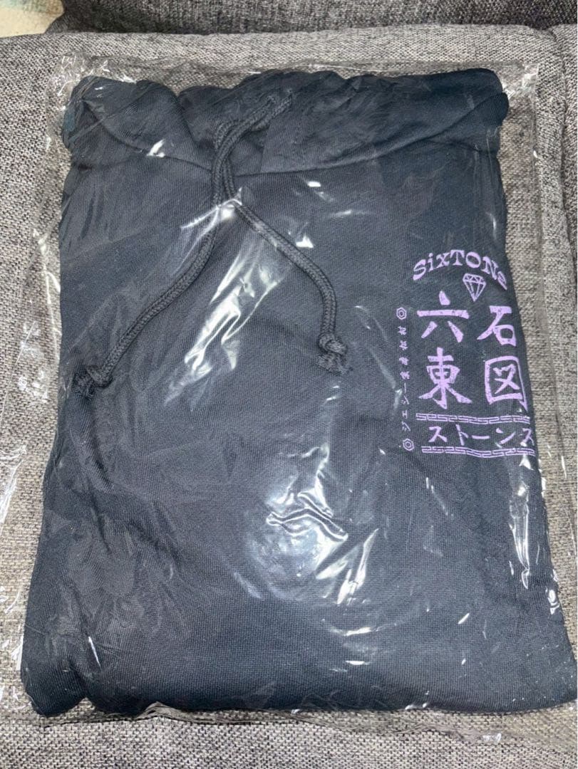 SixTONES フード付き黒パーカー Hatsunex “MITERU” Zip upパーカー（モノクロブラック） | HATSUN