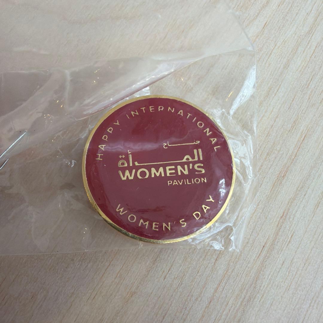 ドバイ万博　ウーマンズ パビリオン　国際ウーマンズデー記念バッジ