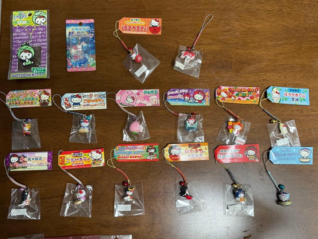 ご当地ハローキティ ストラップ16点　ボールペン4本セット