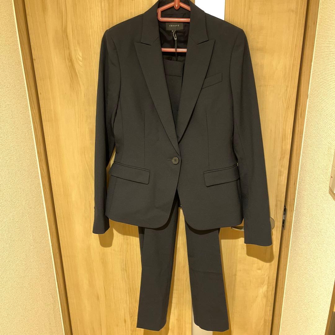 新品未使用タグ有Theory レディーススーツ黒ジャケット・パンツ　セットアップ