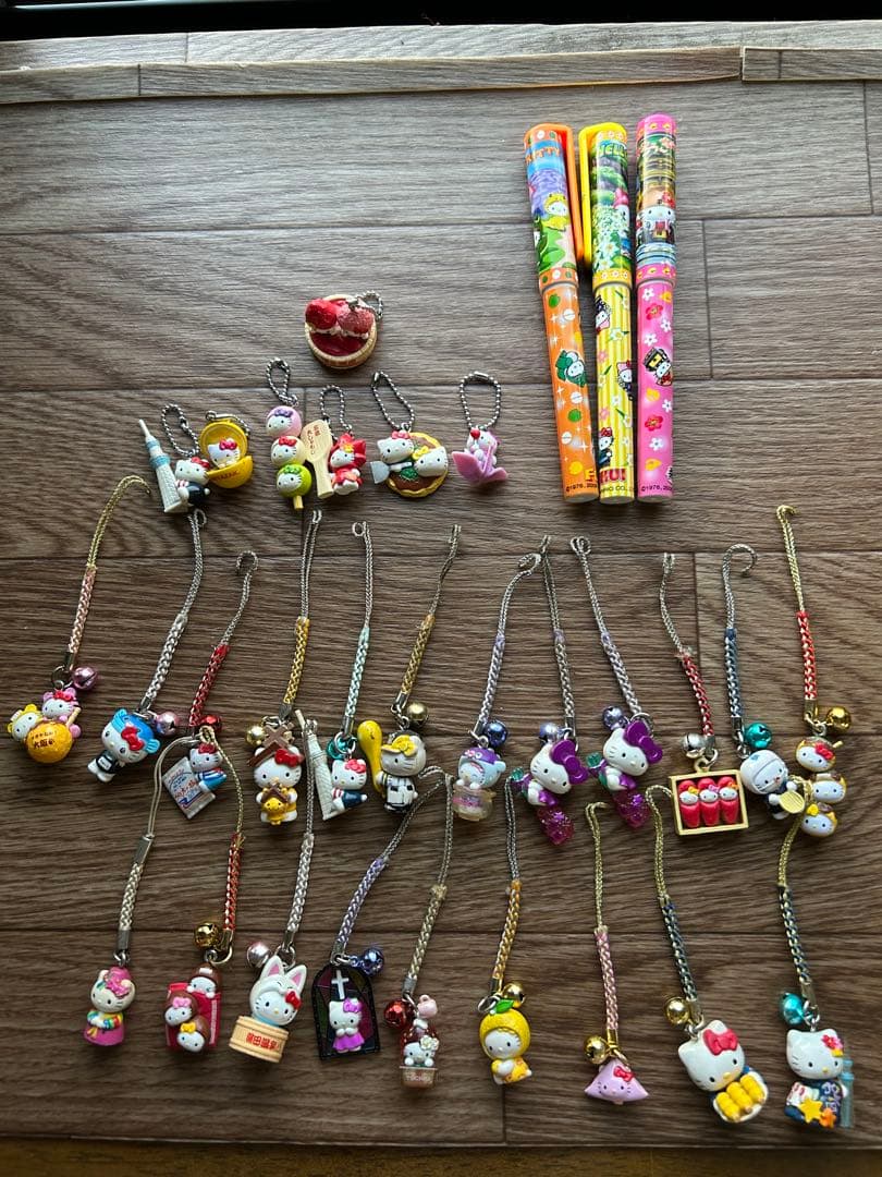 RT-82733専用 ハローキティご当地ストラップ とペンの計31個