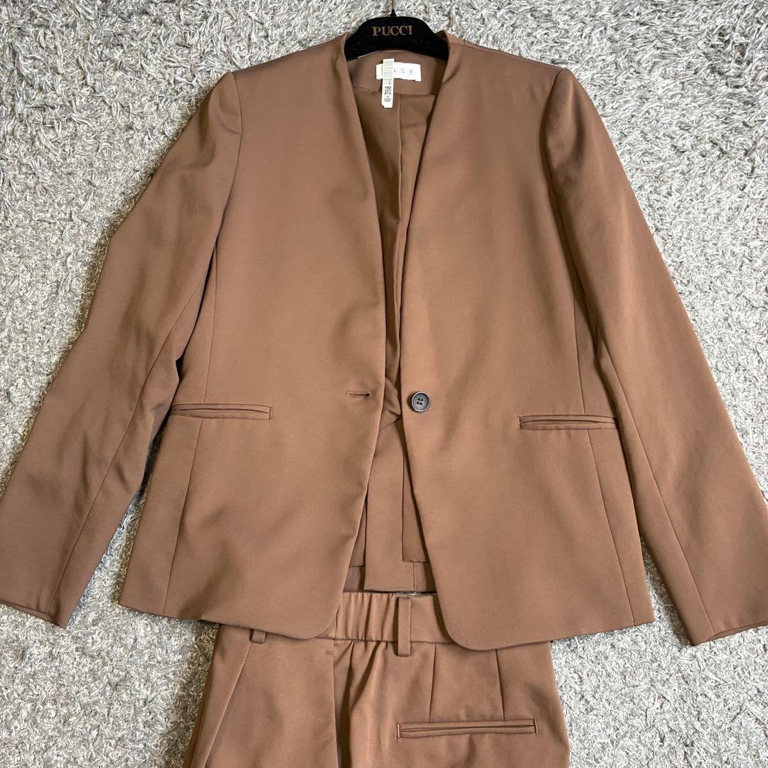 【美品】PLST ノーカラ―パンツスーツ コンフォートリュクス 茶色 S/XS