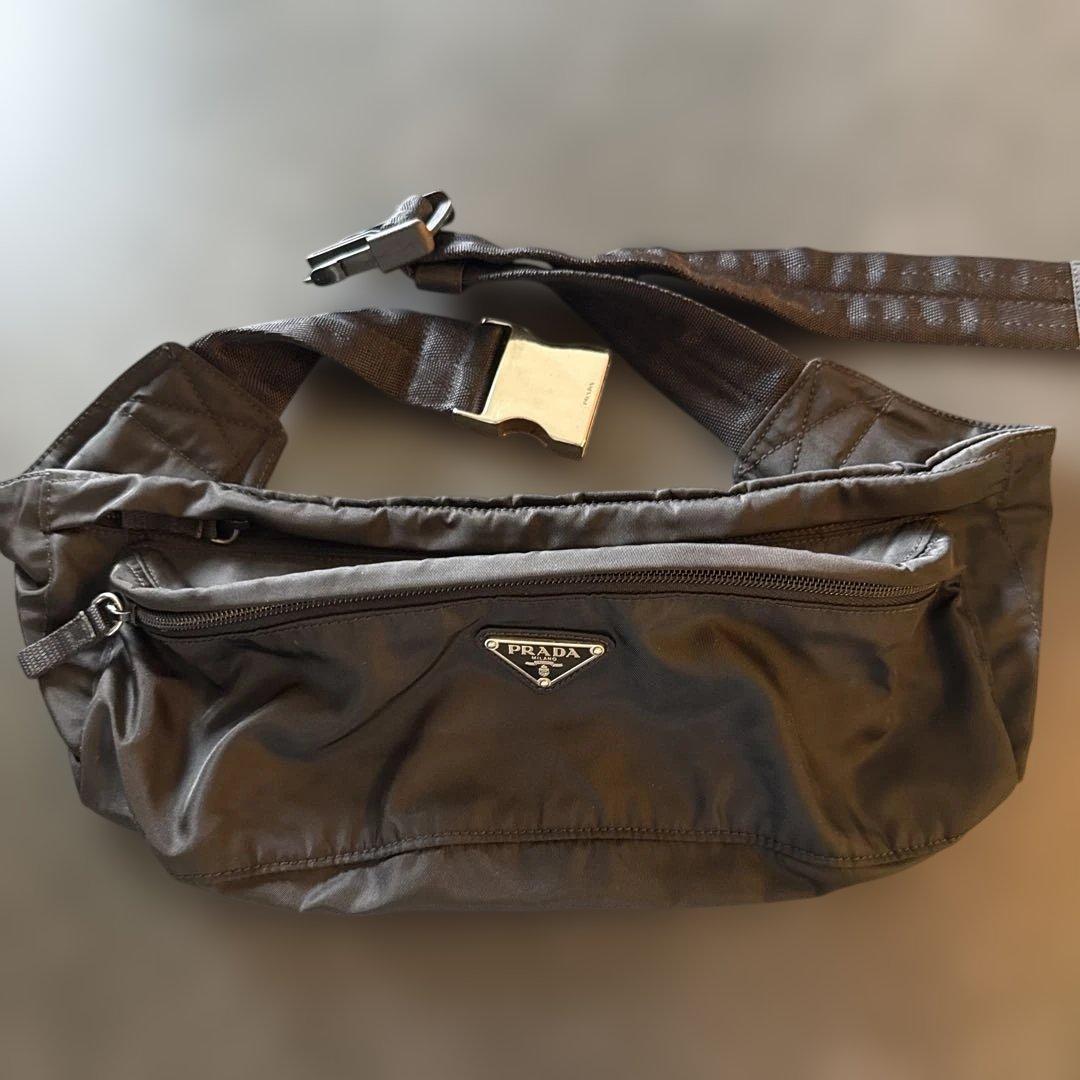 美品　正規品　PRADA ボディバッグ ブラック