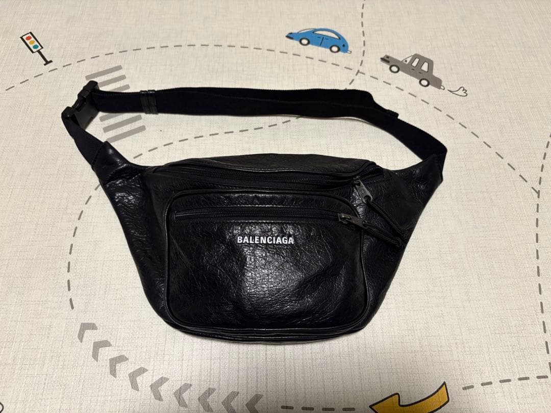 BALENCIAGA ブラック ボディバッグ