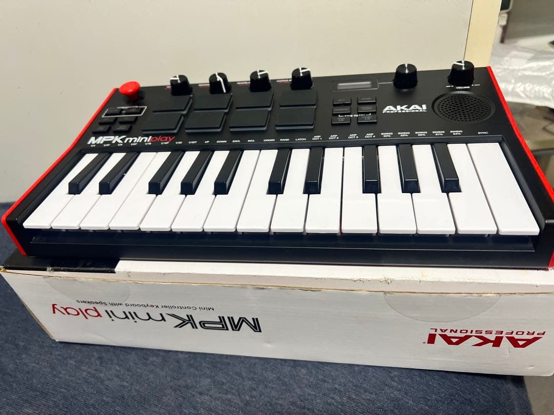 AKAI MPK mini play MIDI キーボード (新しいモデル) AKAI MPK mini plus | ポリフォニック・64ステップ・シーケンサー搭載