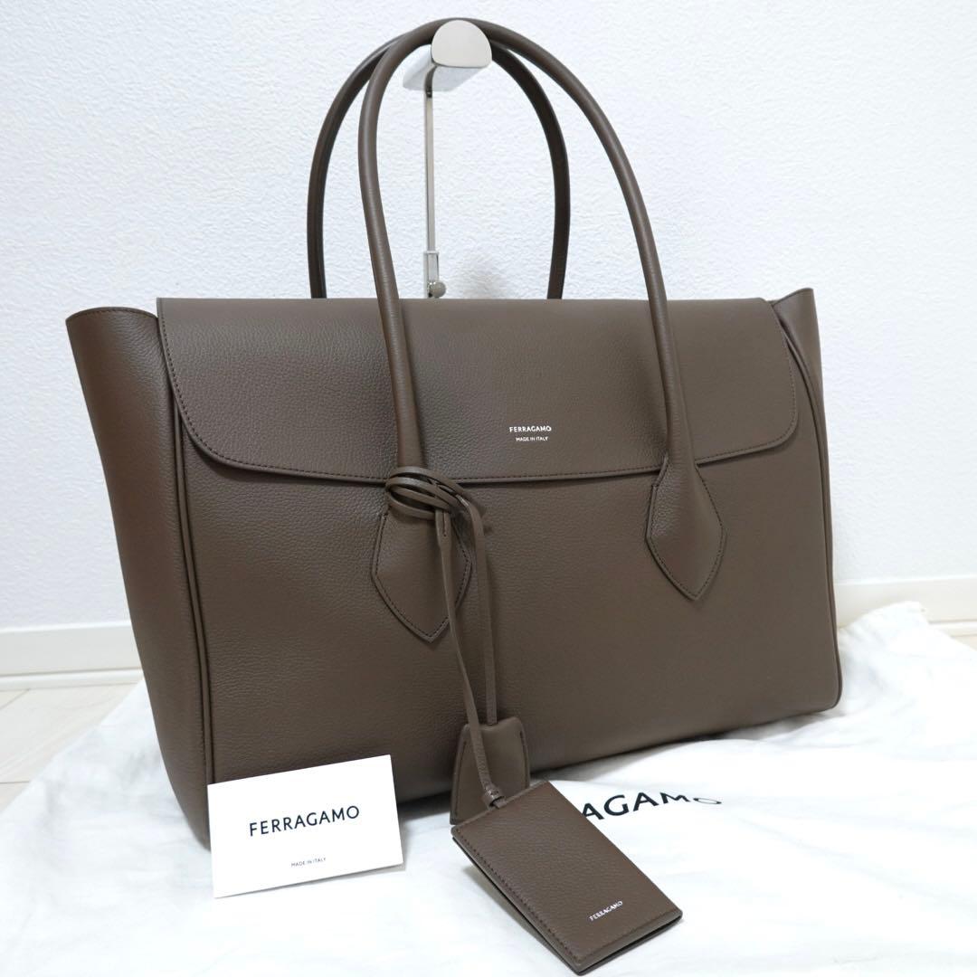 フェラガモ　イーストウエスト　トートバッグ　ビジネスバッグ　ハンドバッグ　大容量 East+West FERRAGAMO(フェラガモ) - ブランド通販のBUYMA