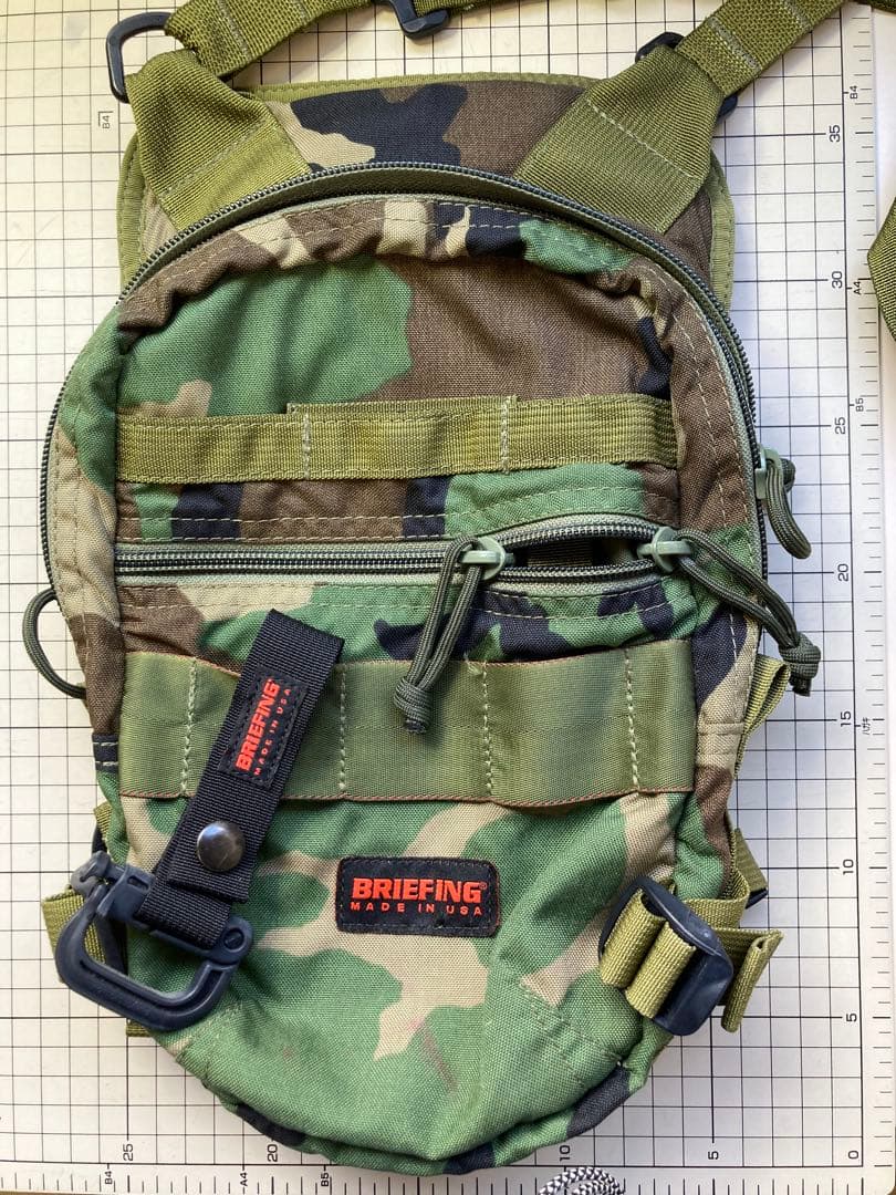 BRIEFING ボディバッグ カモフラージュ