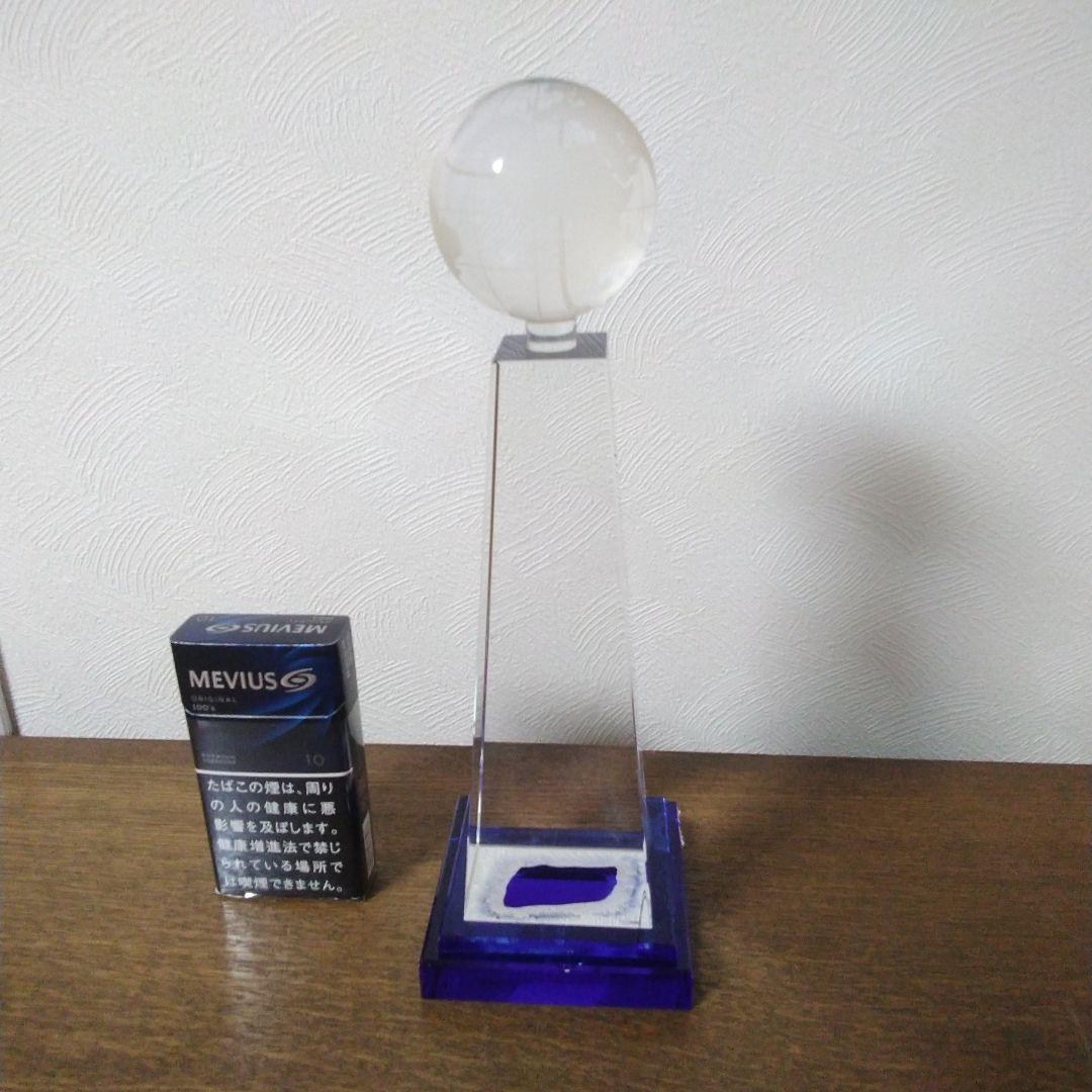 クリスタルガラスのアート作品 オベリスクの先頭に地球儀があります。