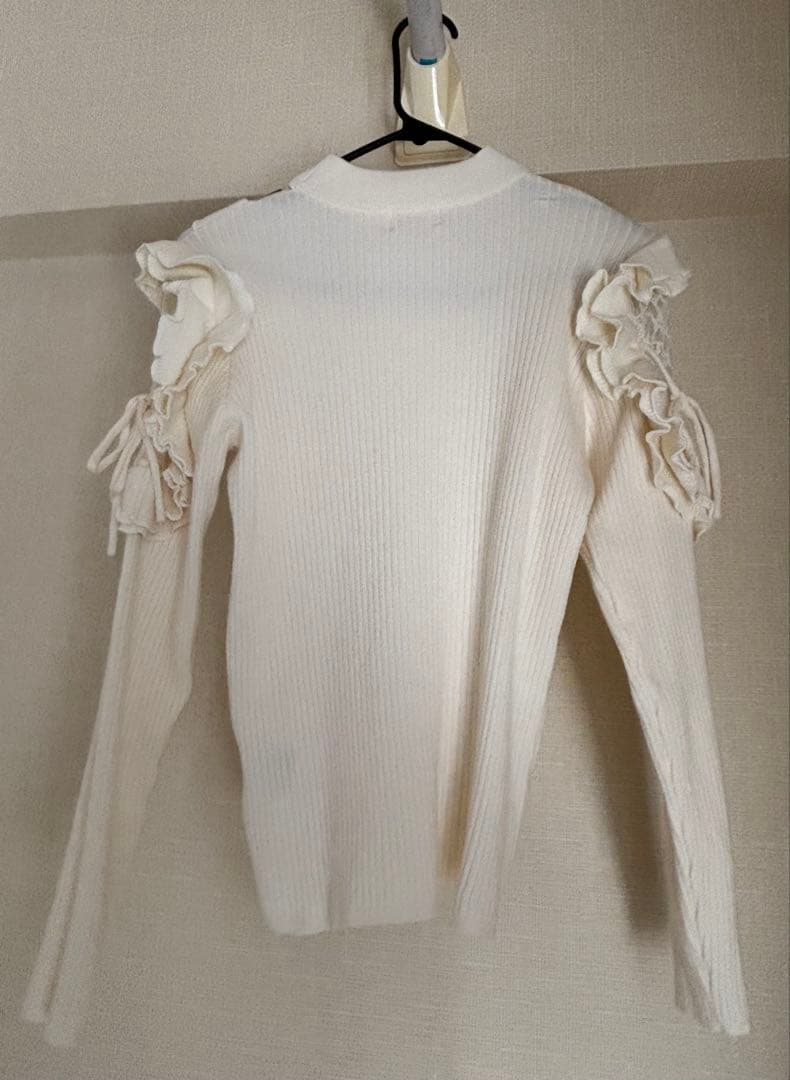 meltie きらきらショルダーフリルニット - メルカリ