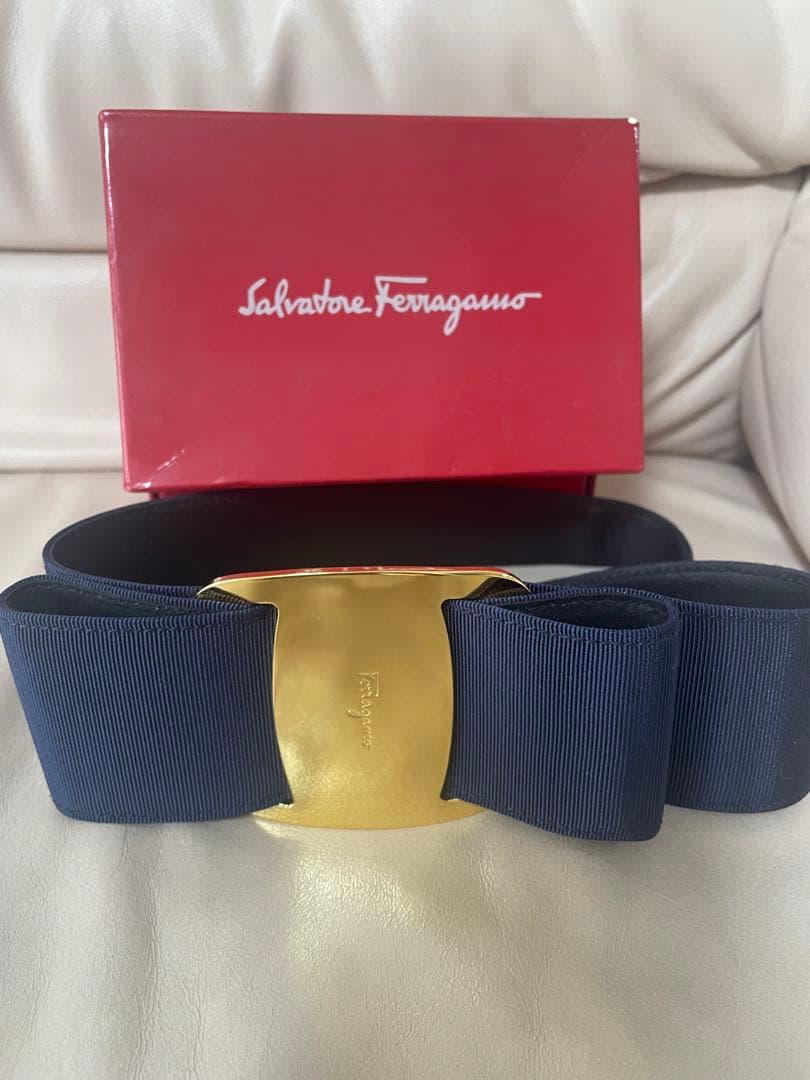 美品 サルヴァトーレ フェラガモ ヴァラ リボン ベルト ネイビー