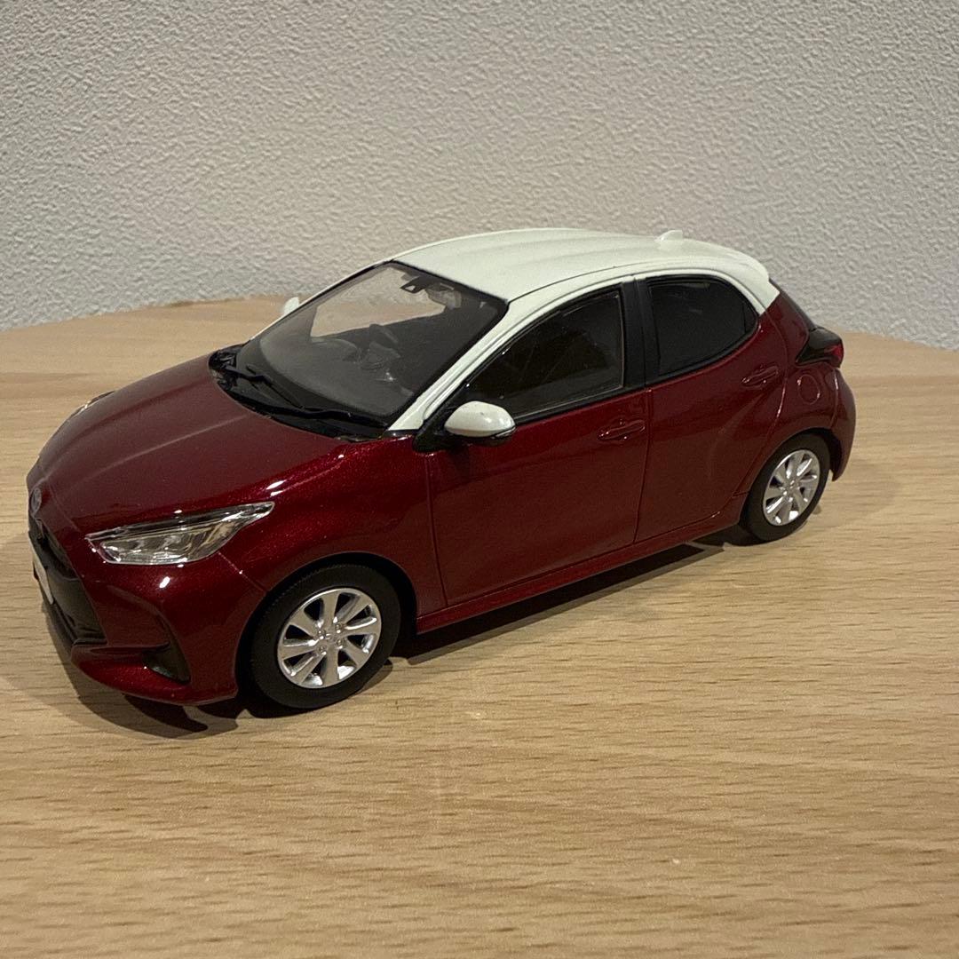 トヨタ ヤリス 1/30 ミニカー ホワイトXセンシュアルレッドマイカ