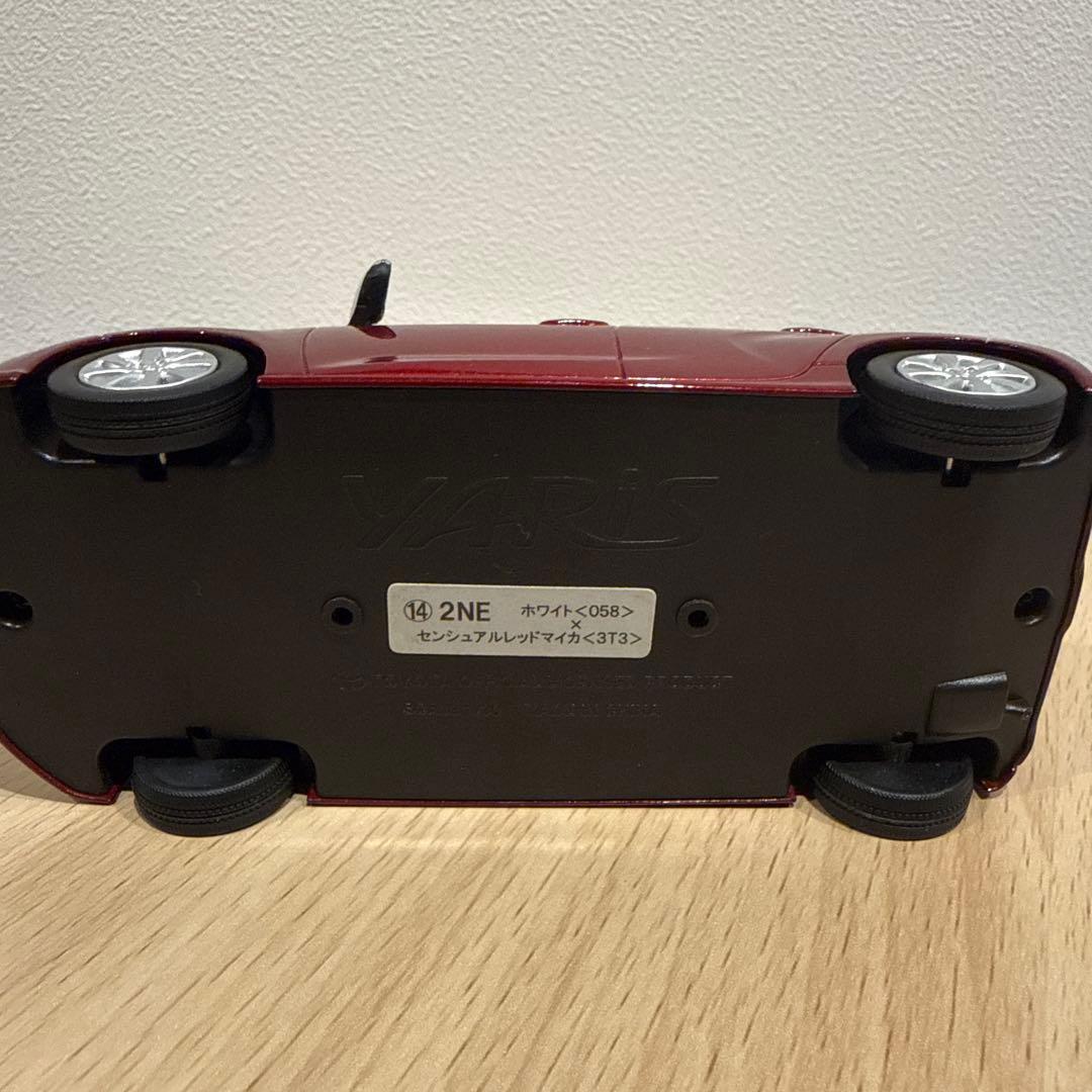 トヨタ ヤリス 1/30 ミニカー ホワイトXセンシュアルレッドマイカ