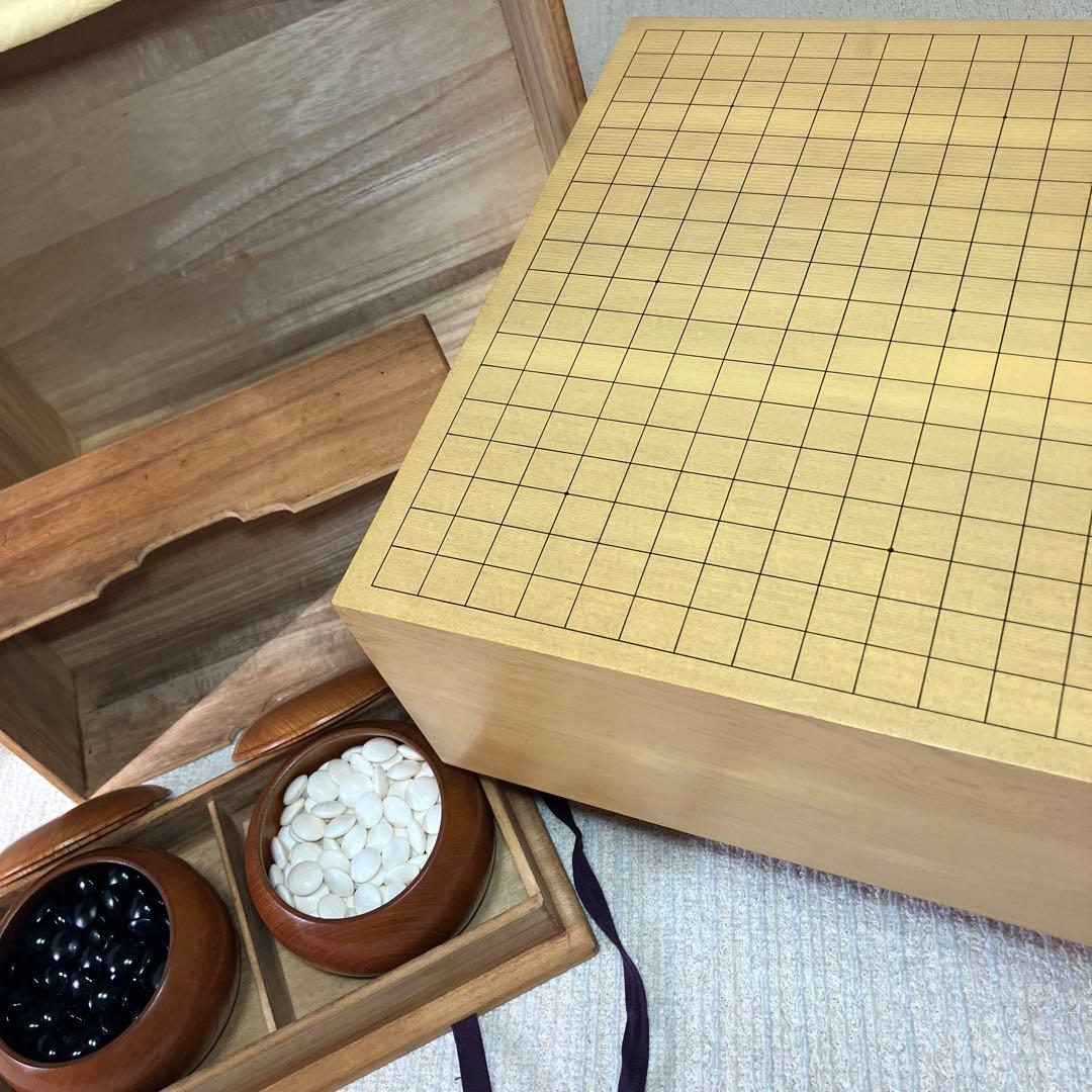 へそ　本榧　囲碁盤　碁石　脚付盤　蛤白 那智黒　はまぐり碁石　セット 楽天市場】高級囲碁盤セット 新榧（しんかや）3寸足付一枚板碁盤と蛤