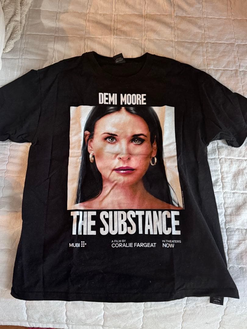 Demi Moore THE SUBSTANCE Tシャツ 奇妙な再生医療と主人公の運命……『サブスタンス』冒頭3分解禁 入場者
