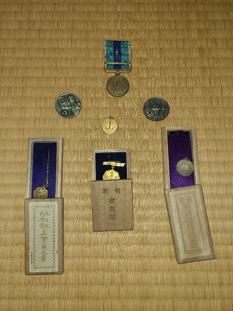 希少　骨董品：大日本帝国時代バッチ&オリンピック記念メダルおまけつき