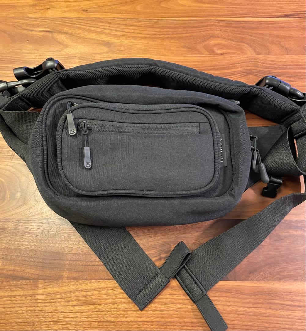 ポムル　POMULU ブラック スリングバッグ