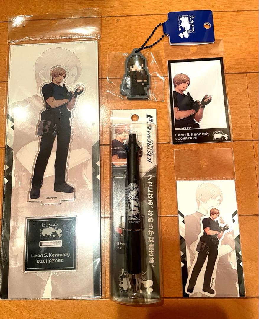 大カプコン展 バイオハザード レオン 5点 アクスタ ステッカー ボールペン 他
