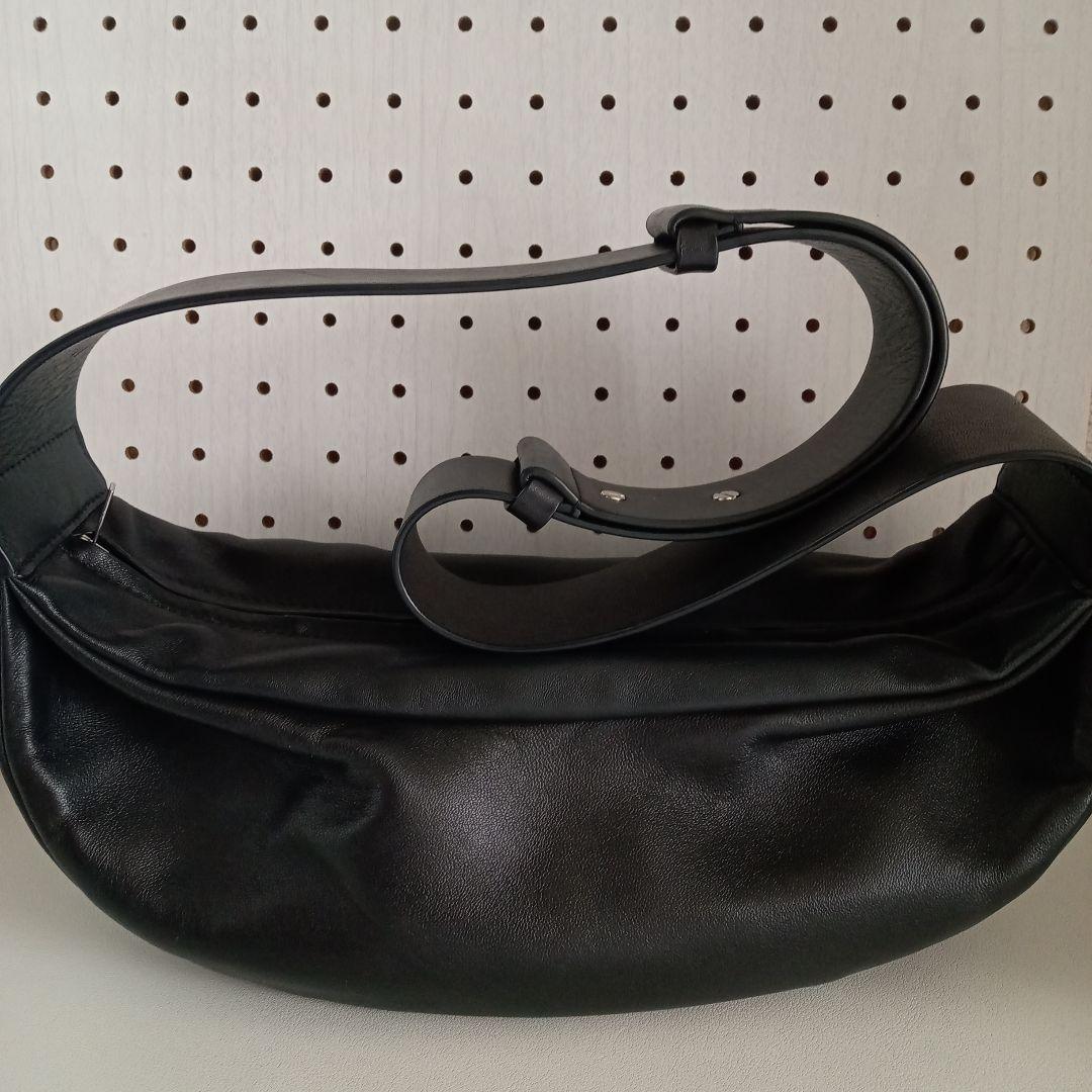 cos レザープリーツベルトバッグ - メルカリ