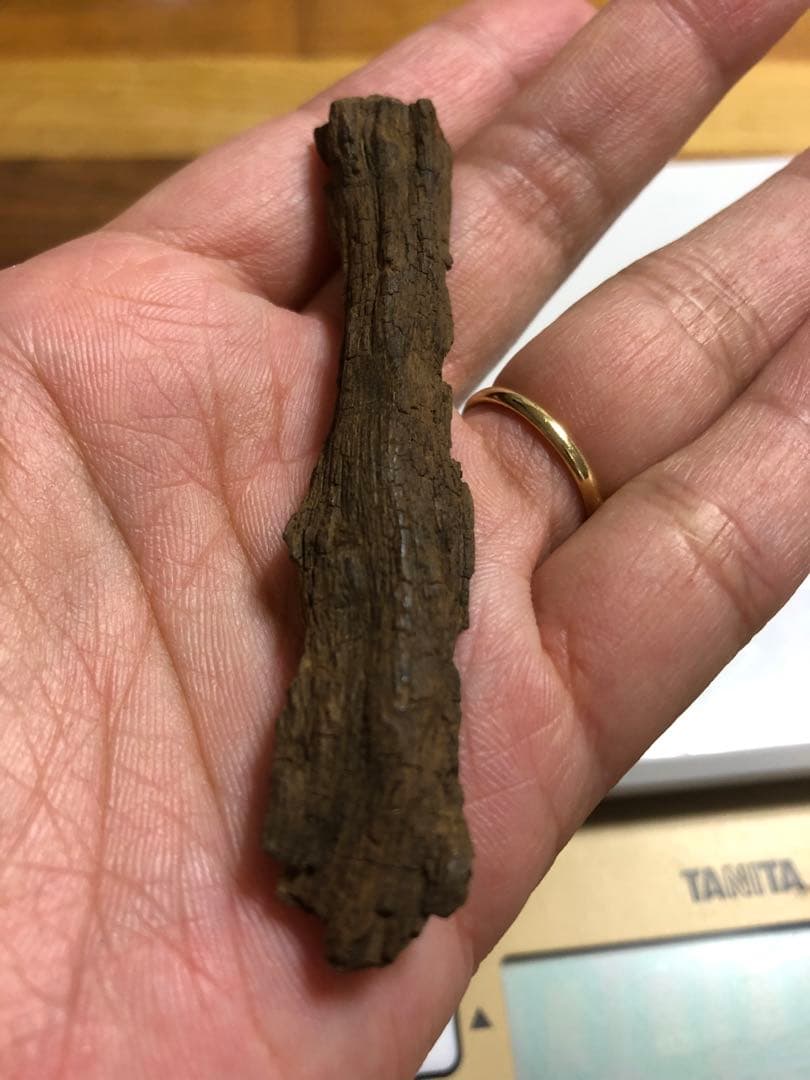 ベトナム産高品質沈香伽羅3.5g香木水に沈みます。