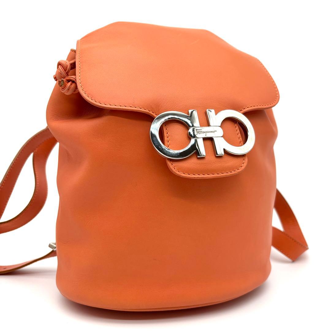 【美品】フェラガモ ミニリュック ダブルガンチーニ オレンジ レザー ロゴ刻印