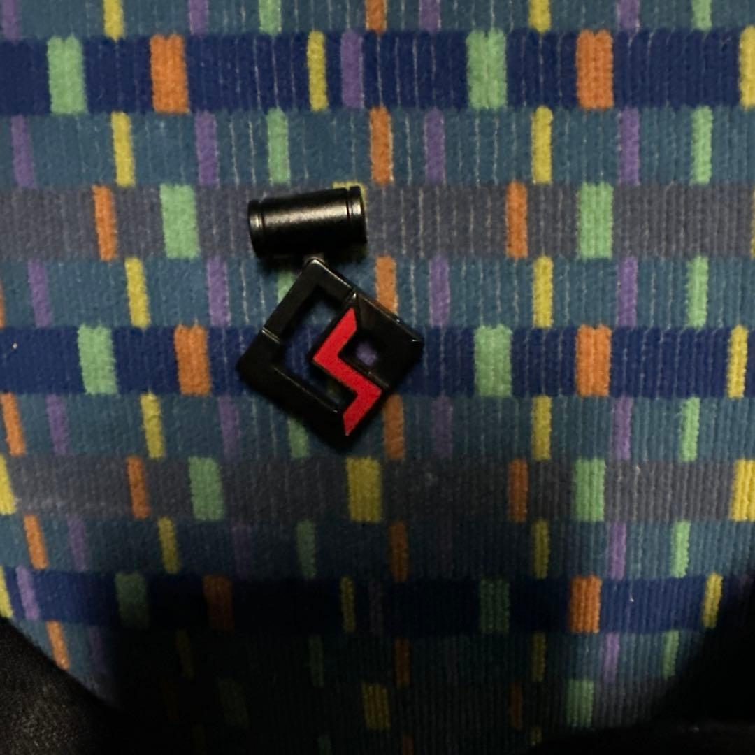 ロゴ入り黒プラスチックネックレス