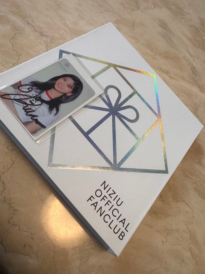 NiziU Official Fanclub 特典セット 缶バッジ等 NiziU Official Website