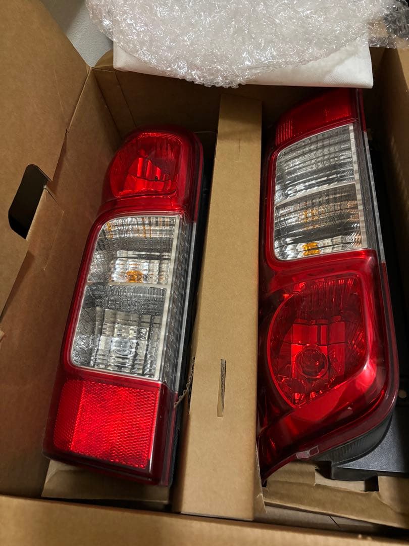 キャラバン　NV 350 純正テールランプ　　　左右　送料サービス￼