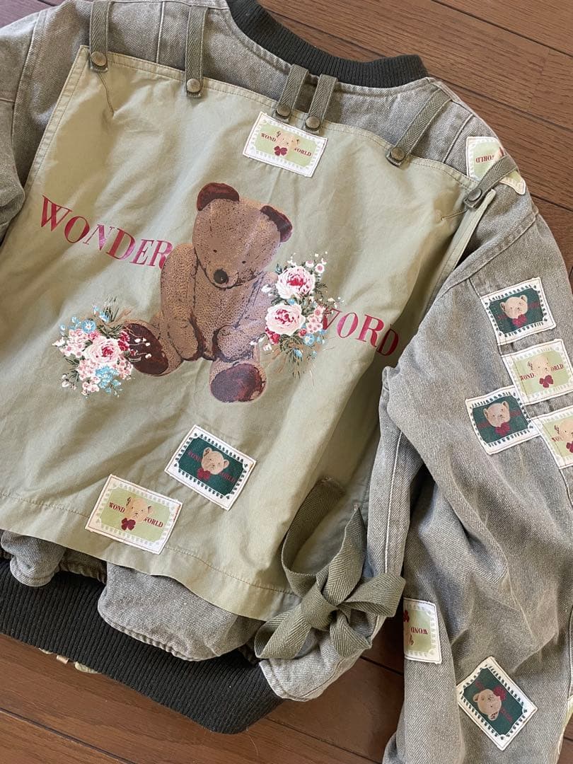 ワンダフルワールド　雛菊熊ゼッケン付きジャンパー　カーキ