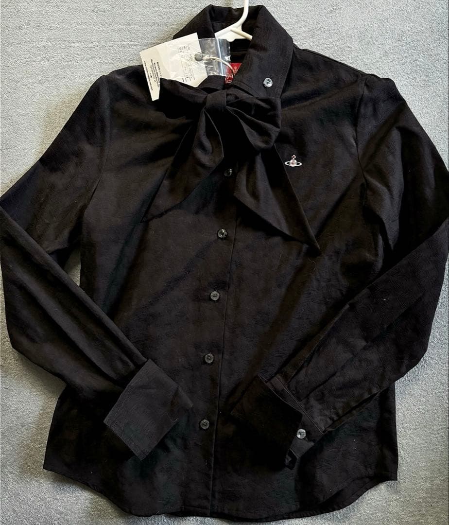 新品タグ付 Vivienne Westwood オーブ総柄リボンブラウス - メルカリ