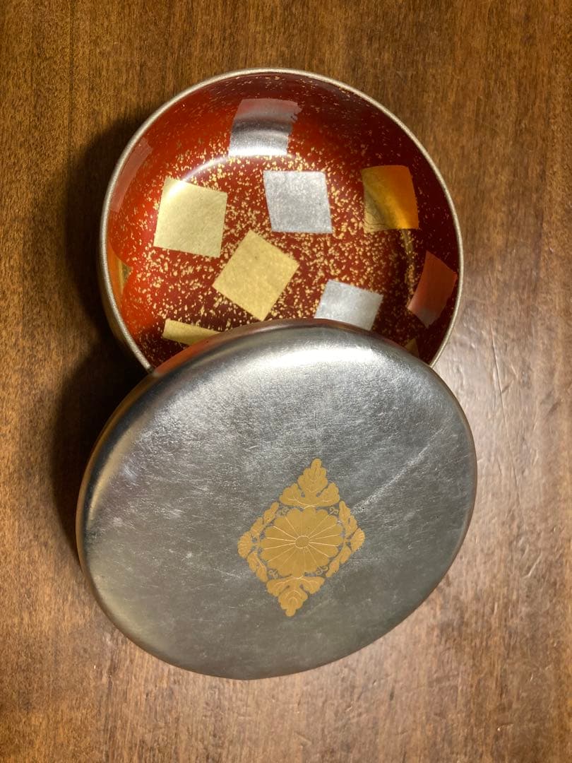 銀箔で覆われた菓子器 片口 - 大・ぐい呑 錫・金箔セット｜錫製雑貨・酒器の通販は能作