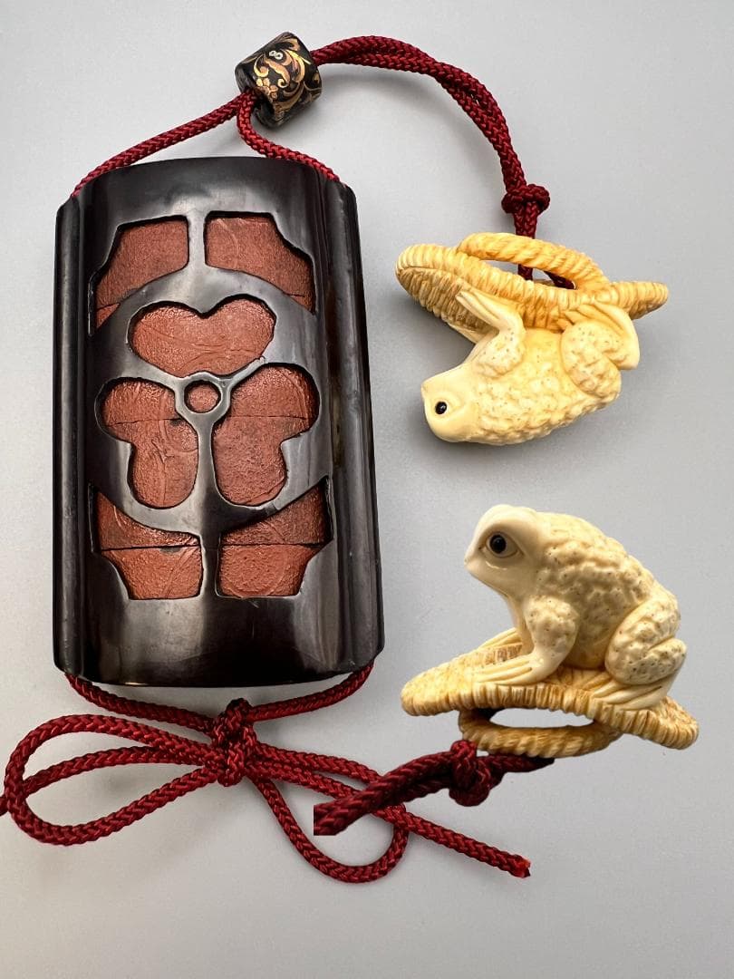 印籠 時代 三段 緒締 提げ物 草履に蛙根付 在銘 細密細工 重量約49g