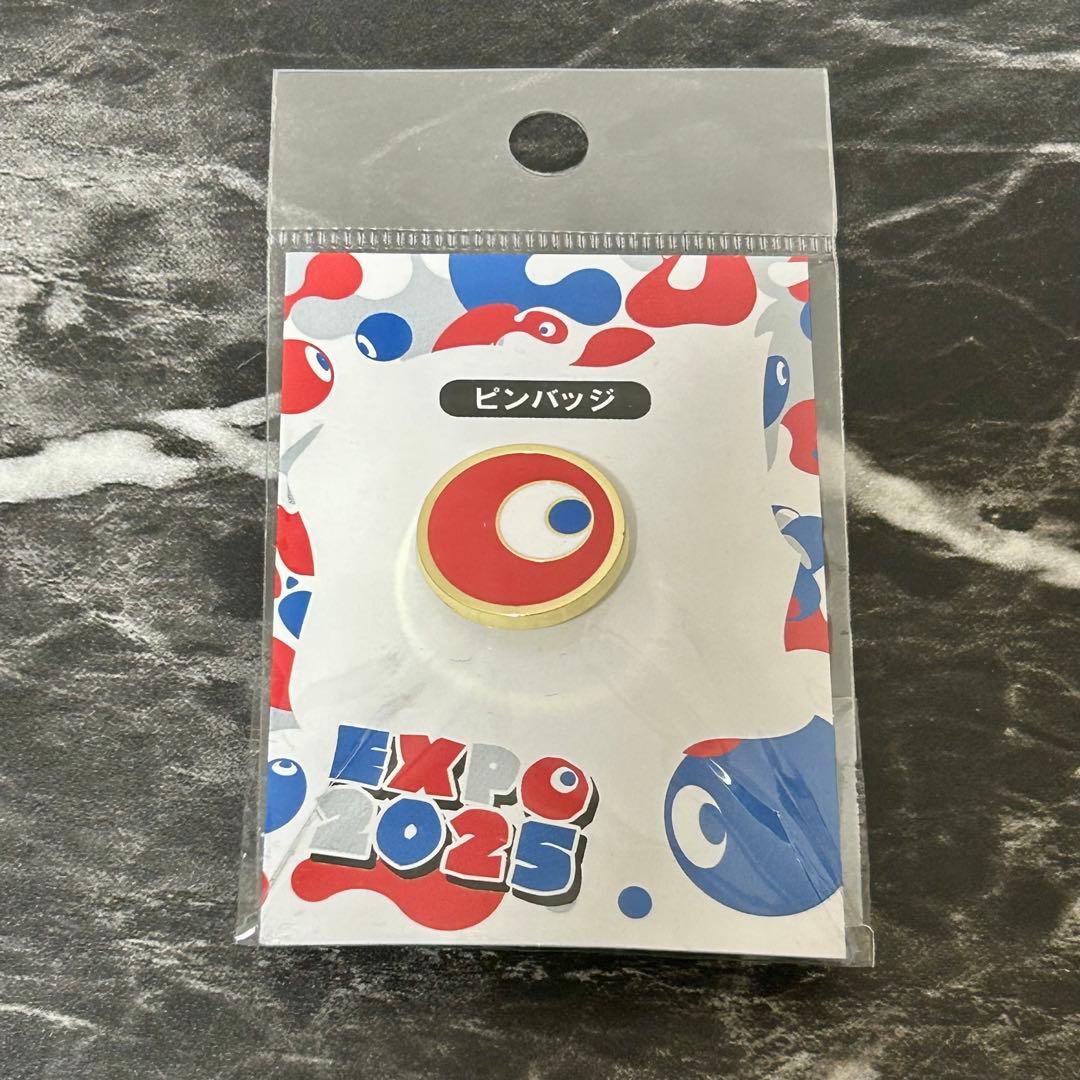 大阪万博 こみゃく ピンバッジ - メルカリ