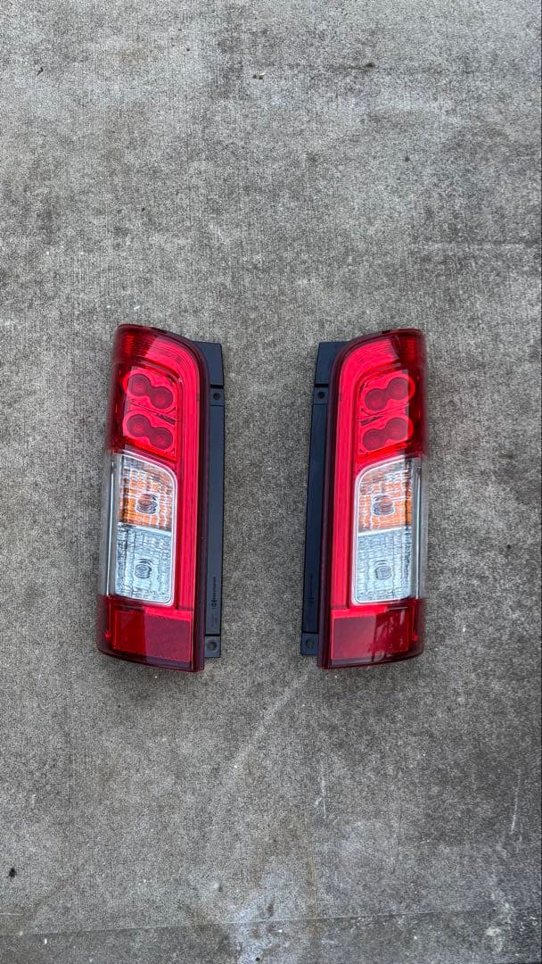 キャラバン nv350 後期型 純正リアテール 左右セット