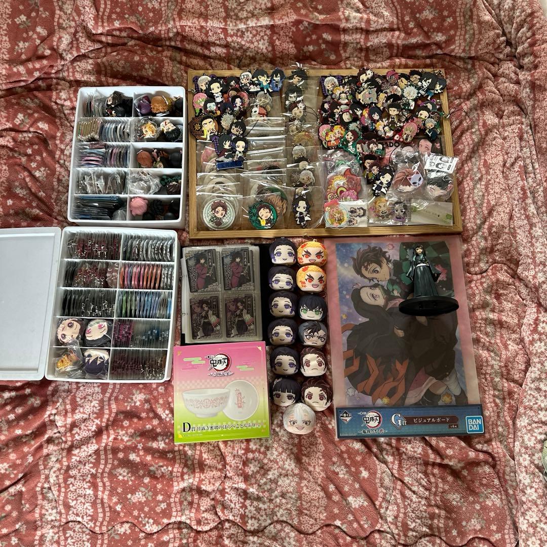 鬼滅の刃 缶バッジ ラバスト等約500点まとめ売り