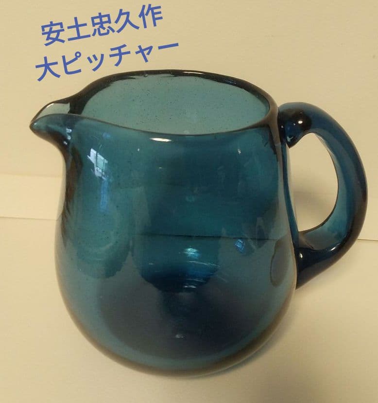 安土忠久さんの大きな藍色ピッチャーです。これから大活躍の季節。