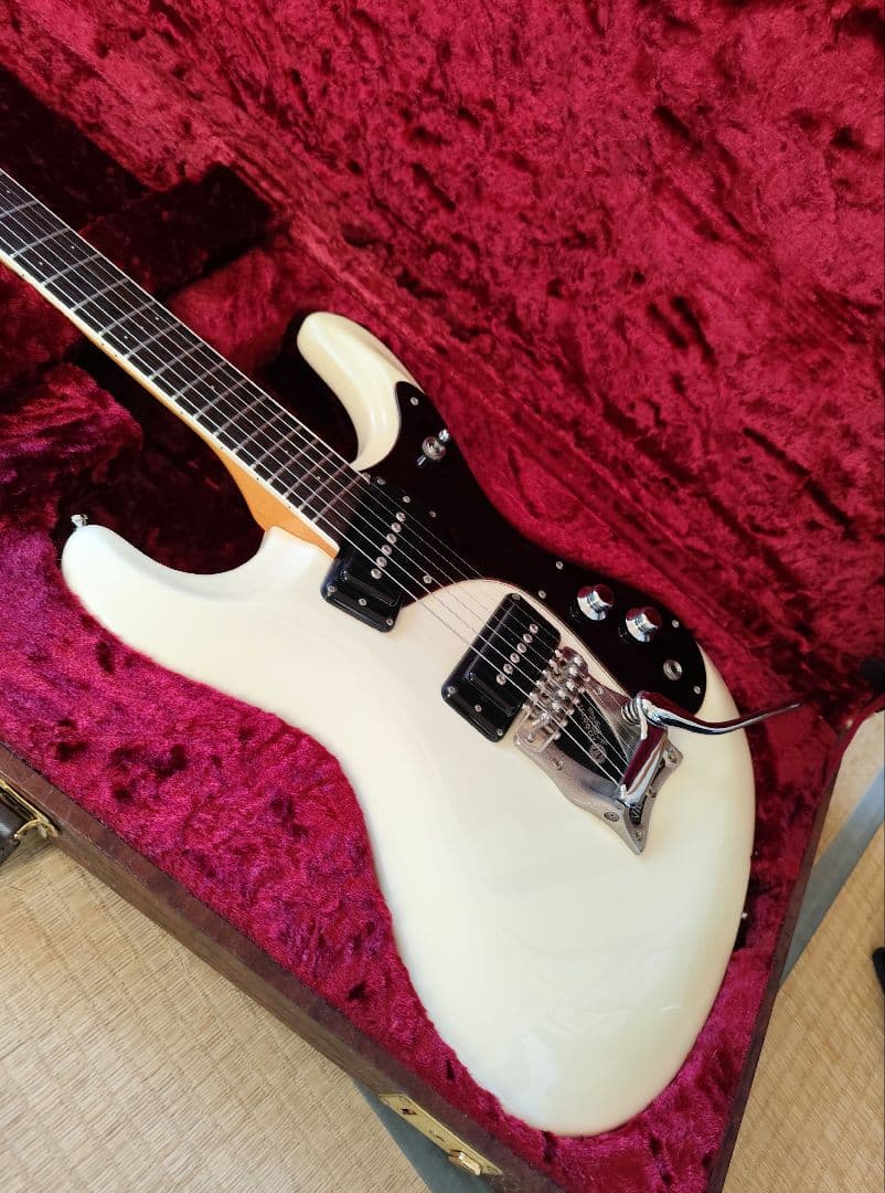 モズライトエレキギターパール ホワイト ハードケース。モズライト