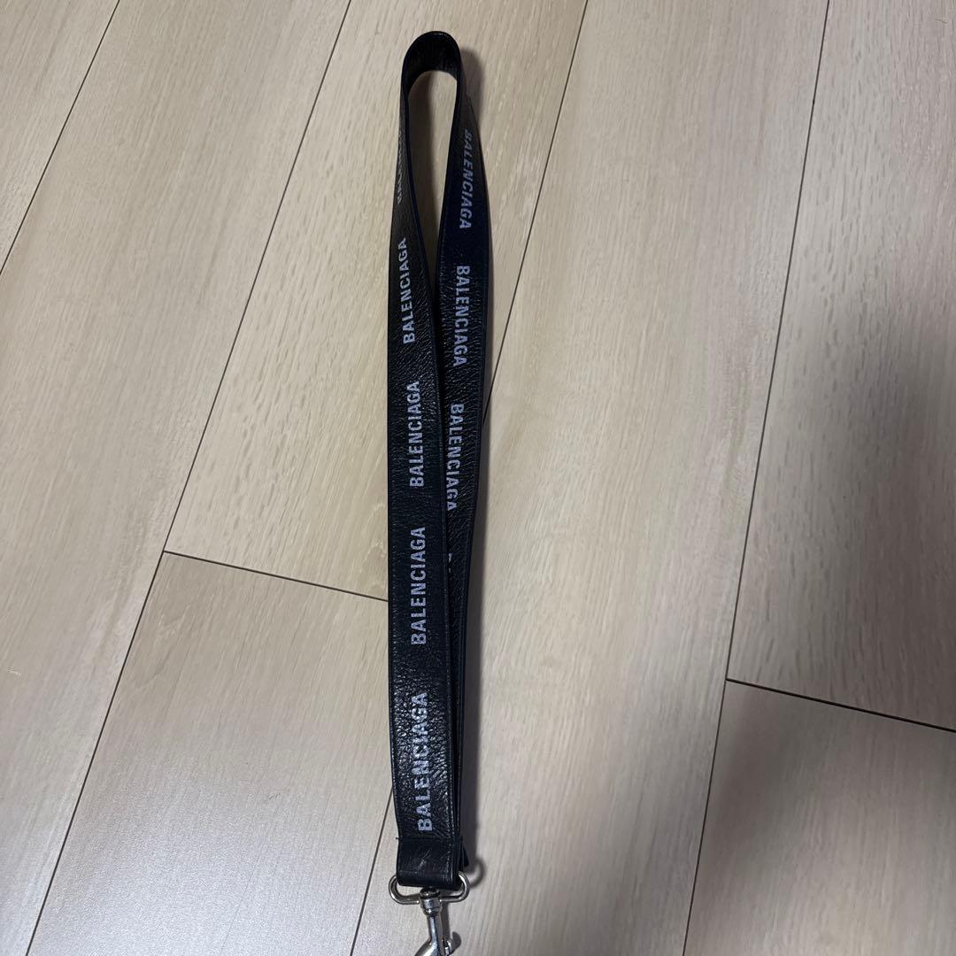 夏　首掛け　オシャレ　BALENCIAGA ブラックレザー キーホルダー箱無し
