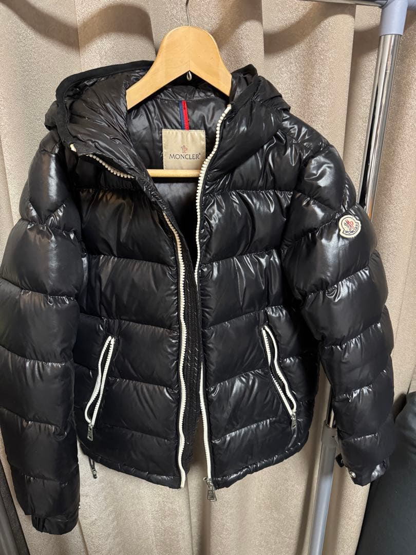Moncler ブラック ダウンジャケット フード付き