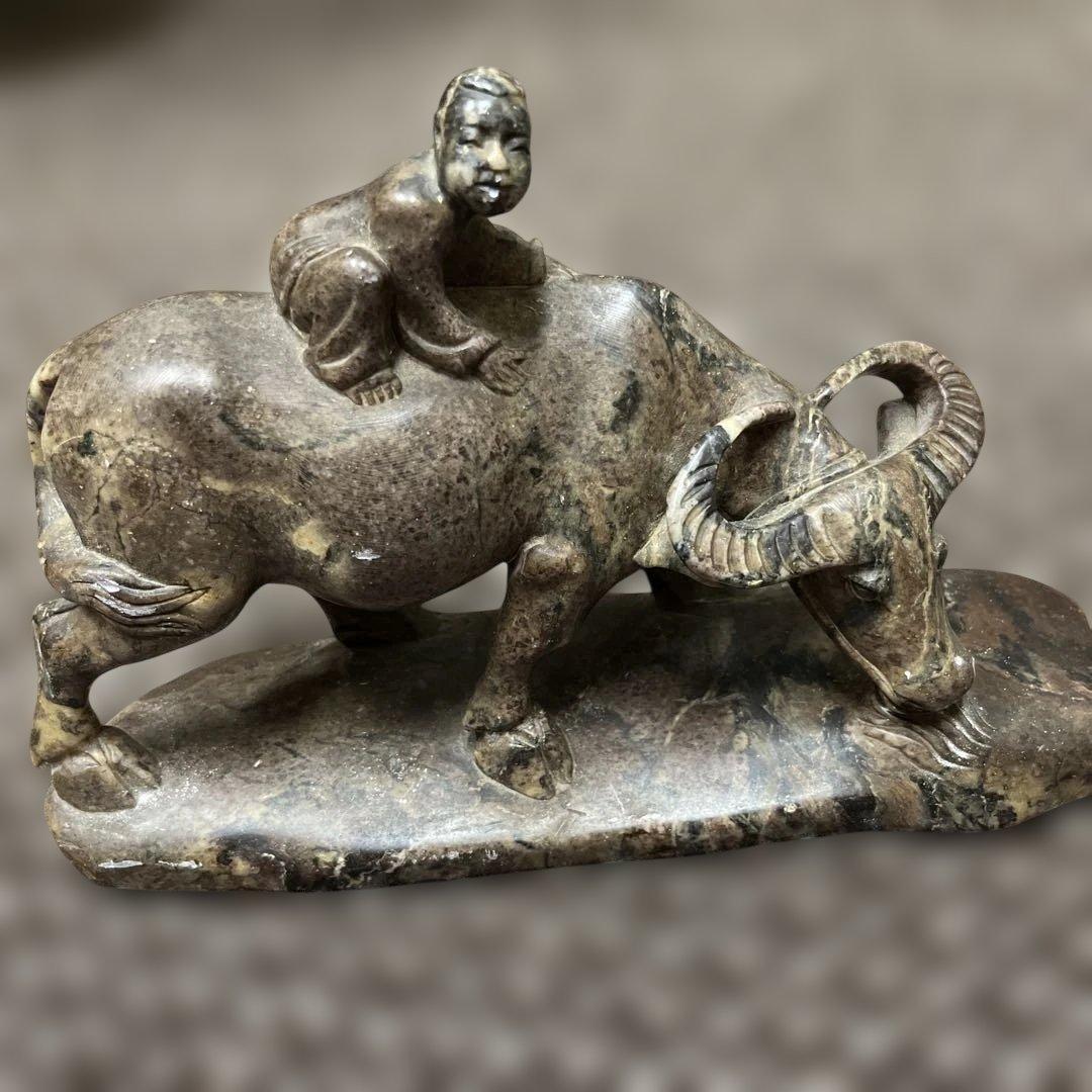 中国牛童子 工芸品 石彫り置物 水牛と少年 - メルカリ