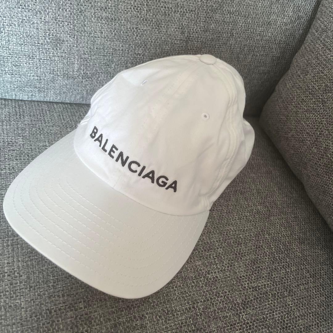 BALENCIAGA ホワイト ベースボールキャップ - メルカリ