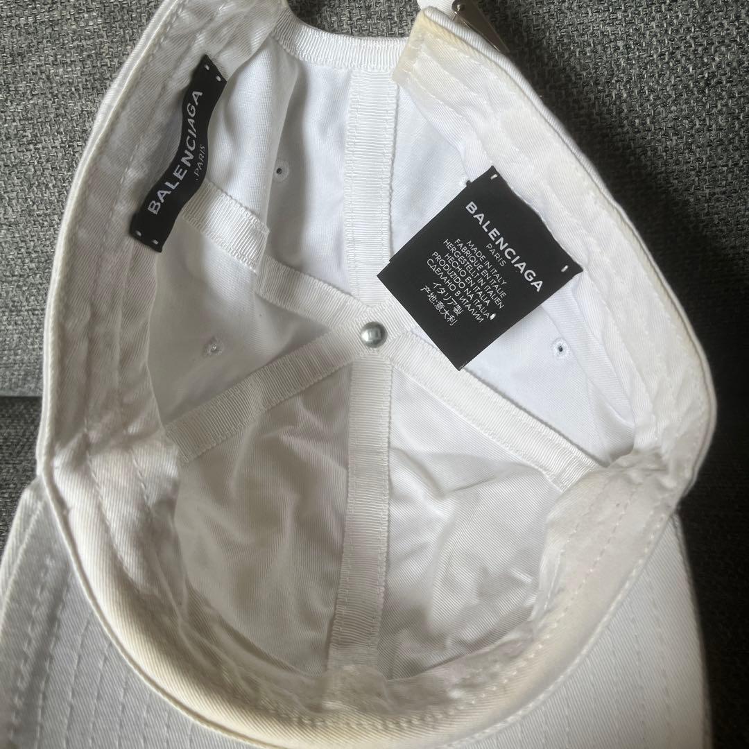 BALENCIAGA ホワイト ベースボールキャップ - メルカリ