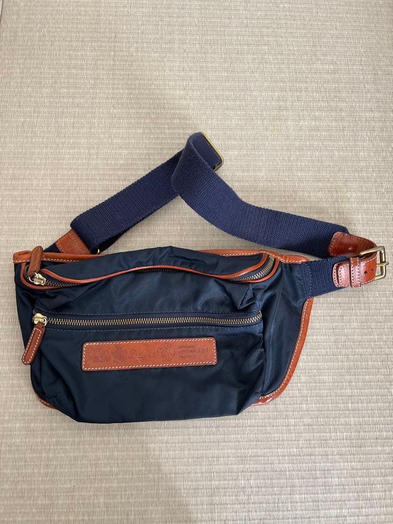 フェリージ　ボディバッグ　ネイビー
