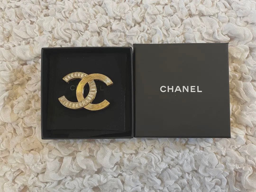 アキラ　CHANEL ゴールド CCロゴブローチ
