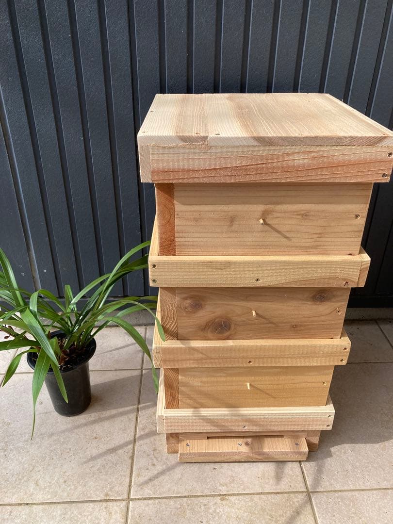日本ミツバチ用巣箱　重箱式　キンリョウヘンおまけ 日本ミツバチ 重箱式5段巣箱+オリジナル脚付き金網・板底2層引出し付