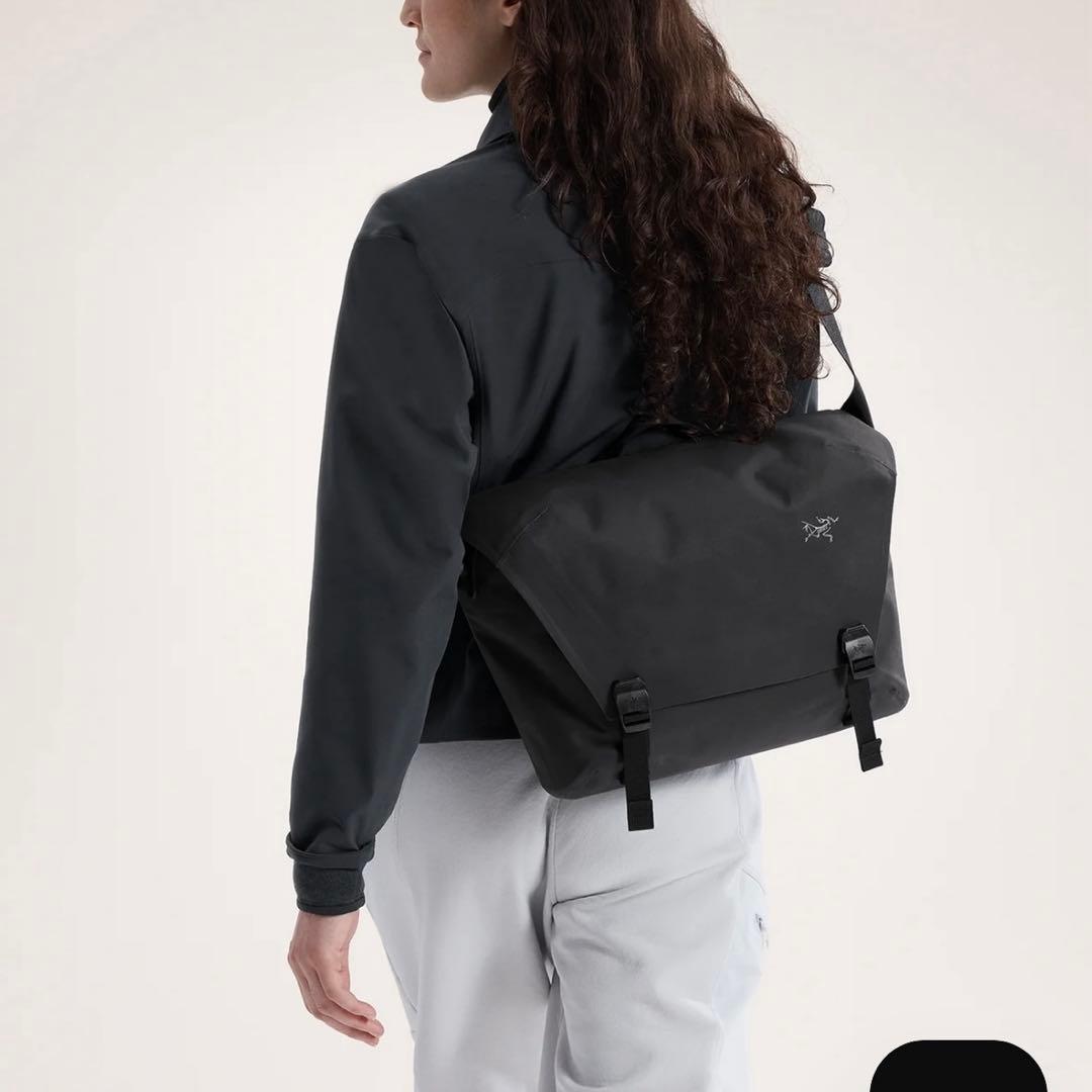 アークテリクス ブラックメッセンジャーバッグ