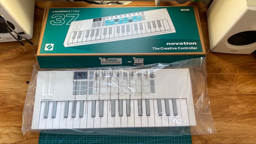 Novation Launchkey Mini 37 MK4 MIDIキーボード