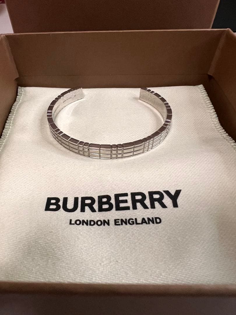 12月12日まで販売予定！ BURBERRY シルバーバングル 専用布袋付き